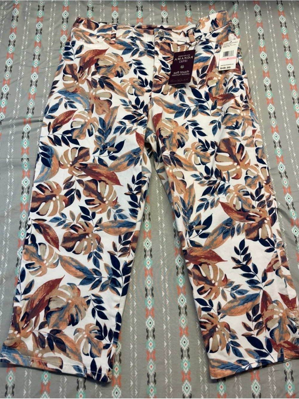 ⚛️NWT Gloria Vanderbilt White Cropped Pants with Navy and Brown Leaf Print